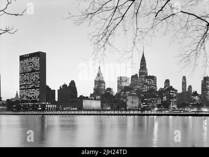 Paesaggio urbano di notte, vista di Midtown, guardando a sud-est da East River, United Nations Building (sinistra), Empire state Building (centro), Chrysler Building (destra), Manhattan, New York City, New York, USA, Gottscho-Schleisner Collection, 1957 Foto Stock