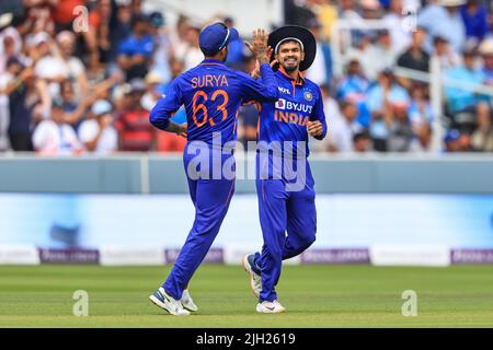 Londra, Regno Unito. 14th luglio 2022. Shreyas Iyer of India cattura Liam Livingstone d'Inghilterra e celebra con Suryakumar Yadav Credit: News immagini LTD/Alamy Live News Foto Stock