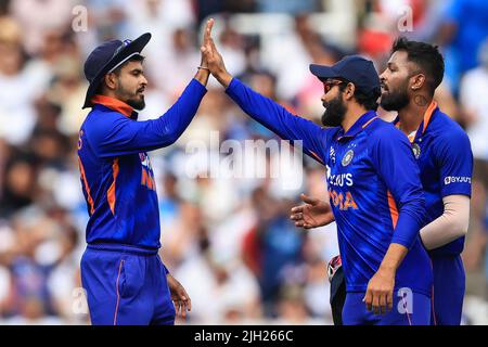 Shreyas Iyer of India cattura Liam Livingstone d'Inghilterra e festeggia con i compagni di squadra Foto Stock