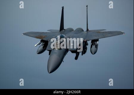 Al Udeid Air base, Qatar. 13th luglio 2022. Un aereo da caccia dell'aeronautica statunitense F-15E Strike Eagle assegnato allo Squadron del 335th Expeditionary Fighter, si avvicina al rifornimento da un aereo Stratotanker KC-135R durante un esercizio di spiegamento rapido del comando centrale, 13 luglio 2022 vicino alla base aerea di al Udeid, Qatar. Credito: SSgt. Christian Sullivan/U.S.A. Air Force/Alamy Live News Foto Stock