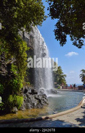 Cascata artificiale sulla collina del castello, Parc de la colline du Château, Nizza, Francia meridionale, 2019. Crediti: Vuk Valcic / Alamy Foto Stock