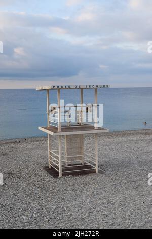 Posto bagnino vuoto e spiaggia a Nizza, nel sud della Francia Foto Stock