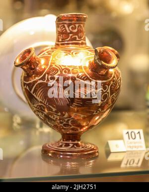 Un vaso in terracotta smaltata in stagno spagnolo a più colli presso il Potteries Museum and Art Gallery, Hanley, Stoke-on-Trent, Staffs, Inghilterra, REGNO UNITO Foto Stock