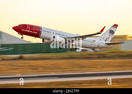 Norwegian Air Shuttle Boeing 737-86J (REG: LN-NIB) nella livrea 'Helmer Hanssen' al decollo dopo il tramonto. Foto Stock