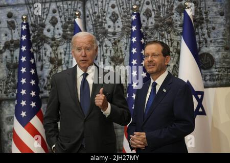 Gerusalemme, Israele. 14th luglio 2022. Il presidente degli Stati Uniti Joe Biden è benvenuto dal presidente israeliano Isaac Herzog alla residenza presidenziale a Gerusalemme, Israele giovedì 14 luglio 2022. Foto piscina di Maya Alleruzzo/UPI Credit: UPI/Alamy Live News Foto Stock