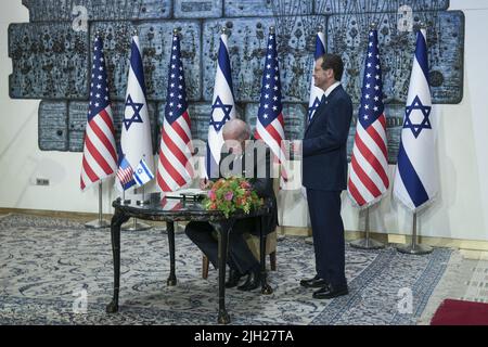 Gerusalemme, Israele. 14th luglio 2022. Il presidente degli Stati Uniti Joe Biden firma il libro degli ospiti accanto al presidente israeliano Isaac Herzog alla residenza presidenziale a Gerusalemme, Israele giovedì 14 luglio 2022. Foto piscina di Maya Alleruzzo/UPI Credit: UPI/Alamy Live News Foto Stock