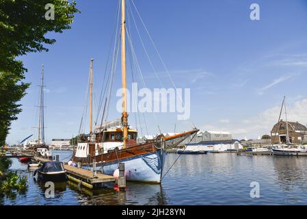 Den Helder, Paesi Bassi. Luglio 2022. Un vecchio peschereccio da traino nel porto di Den Helder. Foto di alta qualità Foto Stock