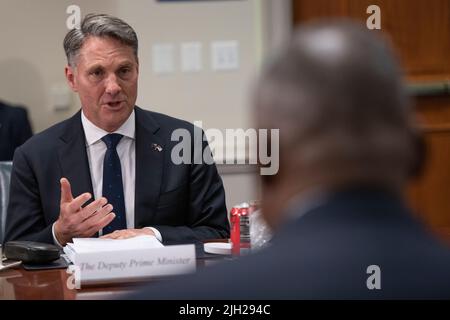 Arlington, Stati Uniti d'America. 13th luglio 2022. Arlington, Stati Uniti d'America. 13 luglio 2022. Richard Marles, vice primo ministro australiano e ministro della Difesa, presenta osservazioni nel corso di un incontro bilaterale faccia a faccia con il segretario della Difesa degli Stati Uniti Lloyd J. Austin III, Right, al Pentagono, 13 luglio 2022 ad Arlington, Virginia. Credit: Lisa Ferdinando/DOD/Alamy Live News Foto Stock