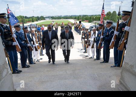 Arlington, Stati Uniti d'America. 13th luglio 2022. Arlington, Stati Uniti d'America. 13 luglio 2022. Il Segretario della Difesa degli Stati Uniti, Lloyd J. Austin III, a sinistra, scorta il Vice primo Ministro e Ministro della Difesa australiano Richard Marles all'arrivo al Pentagono, 13 luglio 2022 ad Arlington, Virginia. Credit: Lisa Ferdinando/DOD/Alamy Live News Foto Stock