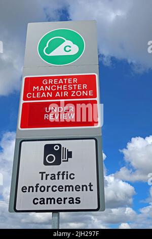 Cartello al confine della zona aerea pulita Greater Manchester - in fase di revisione - telecamere ANPR di applicazione del traffico, Heatley/Lymm, entrando in Frafford Foto Stock