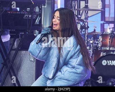 NEW YORK, NY, USA - 12 APRILE 2022: Camila Cabello suona nella serie di concerti della NBC 'Today' Show presso il Rockefeller Plaza. Foto Stock