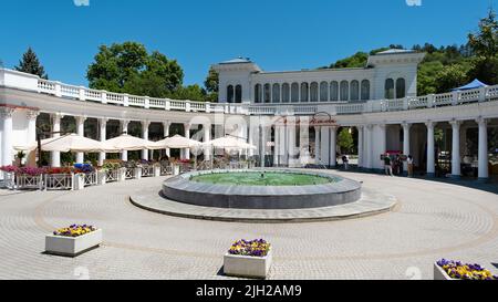 Kislovodsk, Russia - 28 maggio 2022. Colonnato - ingresso al Resort Park Foto Stock