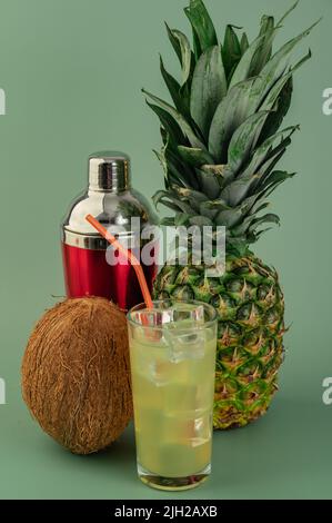 Pina Colada rinfrescante estate gustosa rinfrescante bevanda alcolica cocktail su sfondo verde Foto Stock