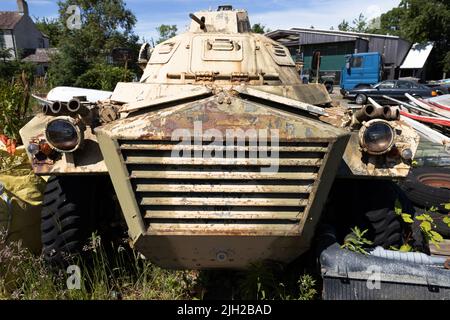 Alvis Saracen FV603 in vernice desertica in attesa di restauro Foto Stock