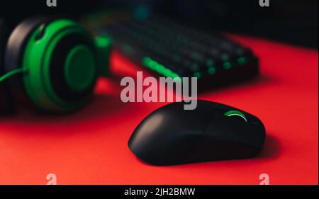 Mouse e tastiera per giochi al computer e hedset verde su sfondo rosso Foto Stock