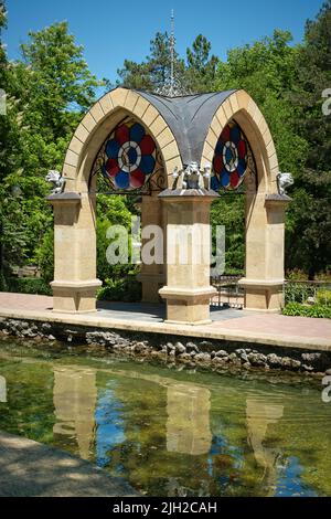 Un ruscello di vetro e un gazebo nel Parco Nazionale di Kislovodsk, Russia Foto Stock