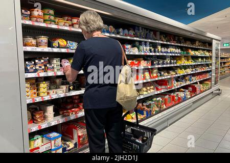 Monaco di Baviera, Germania. 14th luglio 2022. Monaco di Baviera, Germania. 14th luglio 2022. PREZZI AL CONSUMO: Inflazione in Germania Una donna si trova di fronte ad un ripiano refrigerato e sembra in linea con i prezzi, il prezzo, l'indicazione dei prezzi, il banco refrigerato, i prodotti lattiero-caseari, Acquisto, inflazione, prezzi al consumo, credito: dpa/Alamy Live News credito: dpa Picture Alliance/Alamy Live News Foto Stock