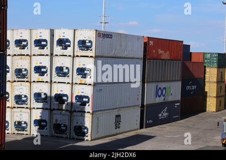 Container im Hafen von Buenos Aires. Die manchmal bizzarre Stapelung der Bunten Kisten verdeckt manchmal die Bedeutung der container für den Welthandel und die Wirtschaft der Länder Foto Stock