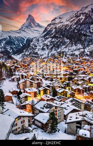 Vista invernale al crepuscolo sull'iconico Cervino Foto Stock