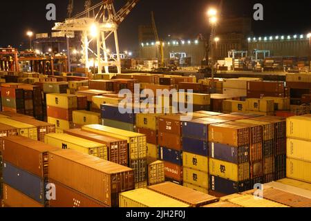 Im container-Hafen von Buenos Ares herrscht auch bei Nacht voller Betrieb. Foto Stock