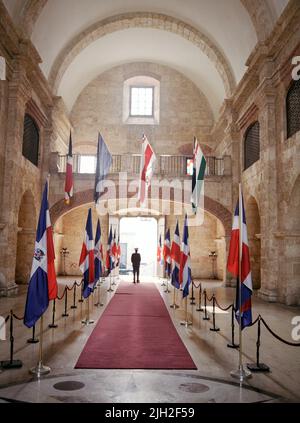 Al Pantheon si trova una guardia. Il Pantheon della Repubblica Dominicana della Patria. Santo Domingo, Repubblica Dominicana. Foto Stock