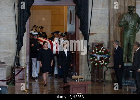 Washington DC, Stati Uniti. 14th luglio 2022. Il casket di Marine Chief Warrant Officer 4 Hershel Woodrow 'Woody' Williams, l'ultimo sopravvissuto alla seconda guerra mondiale Medal of Honor Receiver, è trasportato nella Rotunda del Campidoglio degli Stati Uniti a Washington, DC Giovedi, 14 luglio 2022. Il veterano del corpo Marino, morto il 29th giugno, ha ricevuto il premio più alto della nazione per le sue azioni su Iwo Jima. Pool Photo by Eric Lee/UPI Credit: UPI/Alamy Live News Foto Stock