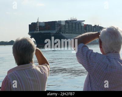 Der Container-Riese CMA CGM Christophe Colomb lief 2010 zum ersten Mal den Hamburger Hafen An. Er war seinerzeit das größte container-Schiff und wurde von vielen Schaulustigen begrüßt. Ein Feuerlöschboot begrüßt das Schiff mit einer Wasserfontäne. Foto Stock