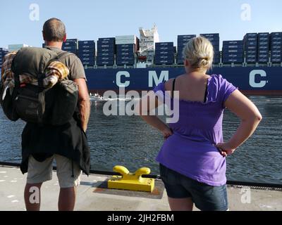 Der Container-Riese CMA CGM Christophe Colomb lief 2010 zum ersten Mal den Hamburger Hafen An. Er war seinerzeit das größte container-Schiff und wurde von vielen Schaulustigen begrüßt. Ein Feuerlöschboot begrüßt das Schiff mit einer Wasserfontäne. Foto Stock