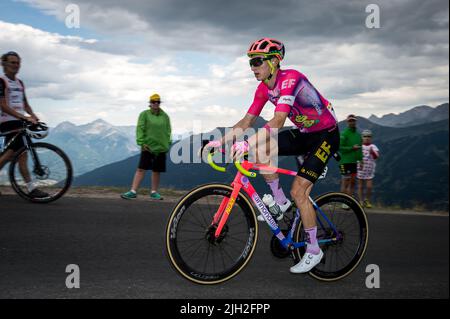 American Neilson Powless (team EF Education-EasyPost) in azione negli ultimi chilometri della salita del col du Granon durante la tappa 11th del Cycling Tour de France 2022. La 11th tappa del Tour de France 2022 tra Albertville e la vetta del col du Granon a 151,7 km. Il vincitore della tappa è il danese Jonas Vingegaard (Jumbo Visma team) Chi prende anche il primo posto nella classifica generale a scapito dello sloveno Tadej Pogacar (team UAE Emirates). Il colombiano Nairo Quintana (team Arkea Samsic) si è classificato secondo nella tappa davanti al francese Ro Foto Stock