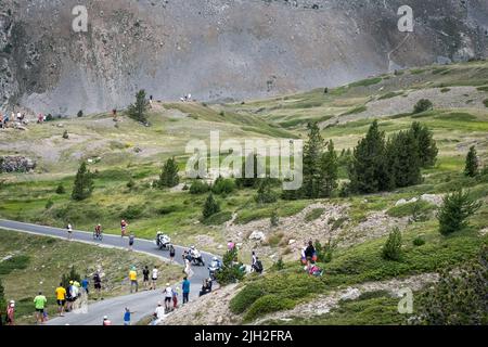 Colombiano Nairo Quintana (team Arkea-Samsic) in azione negli ultimi chilometri della salita del col du Granon durante la tappa 11th del Tour de France 2022. La 11th tappa del Tour de France 2022 tra Albertville e la vetta del col du Granon a 151,7 km. Il vincitore della tappa è il danese Jonas Vingegaard (Jumbo Visma team) Chi prende anche il primo posto nella classifica generale a scapito dello sloveno Tadej Pogacar (team UAE Emirates). Il colombiano Nairo Quintana (team Arkea Samsic) si è classificato secondo nella tappa davanti al francese Romain Bard Foto Stock