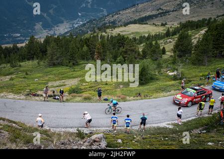 Alexey Lutsenko (Astana - Team Qazaqstan) in azione negli ultimi chilometri della salita del col du Granon durante la tappa 11th del Cycling Tour de France 2022. La 11th tappa del Tour de France 2022 tra Albertville e la vetta del col du Granon a 151,7 km. Il vincitore della tappa è il danese Jonas Vingegaard (Jumbo Visma team) Chi prende anche il primo posto nella classifica generale a scapito dello sloveno Tadej Pogacar (team UAE Emirates). Il colombiano Nairo Quintana (team Arkea Samsic) si è classificato secondo nella tappa davanti al francese Romain Bardet Foto Stock