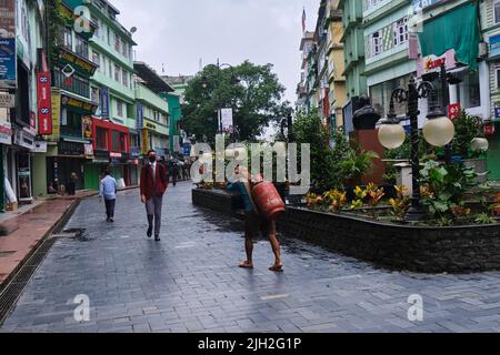 Gangtok, India - 21 giugno 2022: Persone che camminano nella trafficata MG Marg strada, MG Marg strada al mattino. Foto Stock