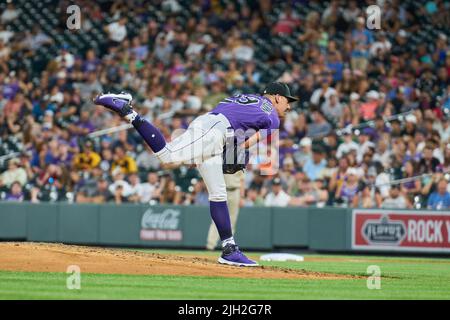 Denver CO, Stati Uniti. 13th luglio 2022. Robert Stephenson (29), lanciatore del Colorado, lancia un campo durante il gioco con San Diego Padres e Colorado Rockies tenuti al Coors Field di Denver Co. David Seelig/Cal Sport Medi. Credit: csm/Alamy Live News Foto Stock