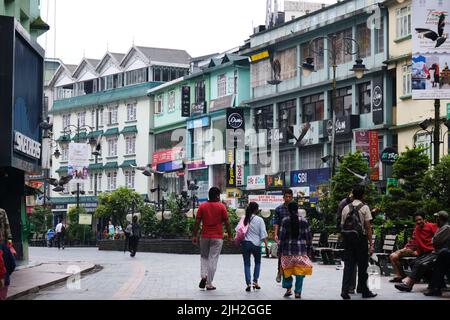 Gangtok, India - 21 giugno 2022: Persone che camminano nella trafficata MG Marg strada, MG Marg strada al mattino. Foto Stock