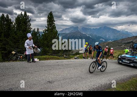 Spagnolo Enric Mas (team Movistar) in azione negli ultimi chilometri della salita del col du Granon durante la tappa 11th del Tour de France 2022. La 11th tappa del Tour de France 2022 tra Albertville e la vetta del col du Granon a 151,7 km. Il vincitore della tappa è il danese Jonas Vingegaard (Jumbo Visma team) Chi prende anche il primo posto nella classifica generale a scapito dello sloveno Tadej Pogacar (team UAE Emirates). Il colombiano Nairo Quintana (team Arkea Samsic) si è classificato secondo nella tappa davanti al francese Romain Bardet (DSM tea Foto Stock