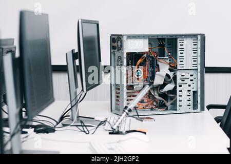 Disassemblata unità computer su tavolo con monitor Foto Stock