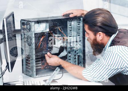 Disassemblaggio della CPU da parte del tecnico, doppia esposizione Foto Stock