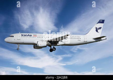 Aeroporto di Fiumicino, Italia. 14th luglio 2022. Airbus A320 Air Iran.Aircraft per l'aeroporto di Fiumicino. Fiumicino (Italia), 14th luglio 2022. Credit: massimo insabato/Alamy Live News Foto Stock