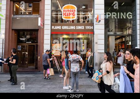Madrid, Spagna. 14th luglio 2022. I pedoni passano accanto alla catena americana di hamburger fast food Burger King in Spagna. Credit: SOPA Images Limited/Alamy Live News Foto Stock