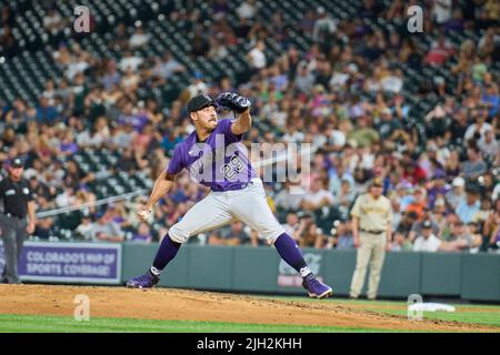 Denver CO, Stati Uniti. 13th luglio 2022. Robert Stephenson (29), lanciatore del Colorado, lancia un campo durante il gioco con San Diego Padres e Colorado Rockies tenuti al Coors Field di Denver Co. David Seelig/Cal Sport Medi. Credit: csm/Alamy Live News Foto Stock