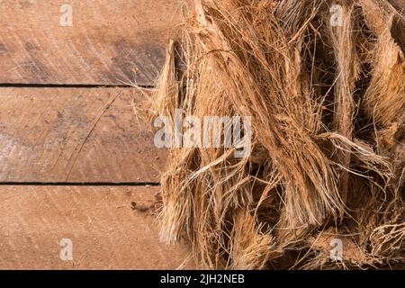 fibra di buccia di cocco o di cocco su tavola di legno, fibra naturale commercialmente importante estratta da buccia esterna di frutta di cocco, preso dall'alto Foto Stock