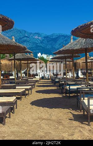 Vista su sdraio e ombrelloni sulla spiaggia sabbiosa di Kemer, Turchia. Foto Stock