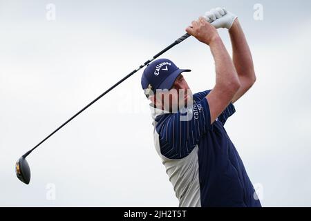 Marc Leishman dell'Australia tee off the 16th durante il giorno uno degli Open al campo Vecchio, St Andrews. Data foto: Giovedì 14 luglio 2022. Foto Stock