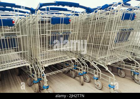 Molti carrelli vuoti per lo shopping nel centro commerciale Foto Stock