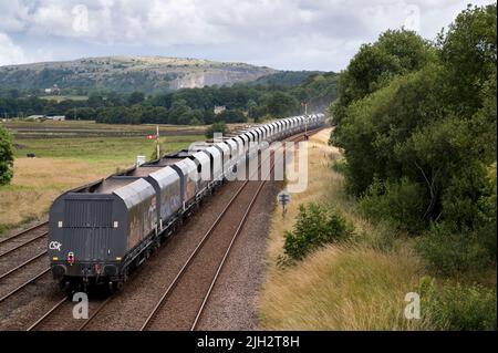 Un treno merci alla rinfusa a Settle Junction diretto per Arcow Quarry a Helwith Bridge vicino a Horton-in-Ribblesdale, North Yorkshire. Foto Stock