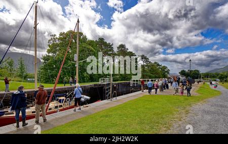 FORT WILLIAM CALEDONIAN CANAL NEPTUNES SCALINATA VISITATORI LUNGO LE SERRATURE INFERIORI Foto Stock