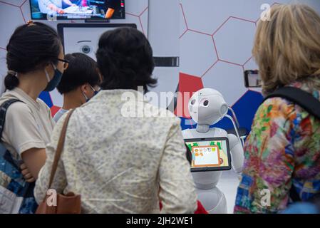 Bangkok, Tailandia. 14th luglio 2022. Le persone interagiscono con Pepper, il robot umanoide della RoboCup di BITEC Bangna. RoboCup 2022 in Thailandia è il più grande evento mondiale di robotica e intelligenza artificiale durante il quale si prevede la partecipazione di 3.000 partecipanti provenienti da 45 paesi. La manifestazione si svolgerà dal 13 al 17 luglio 2022. Credit: SOPA Images Limited/Alamy Live News Foto Stock