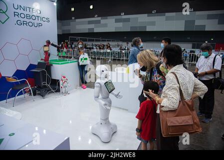 Bangkok, Tailandia. 14th luglio 2022. Le persone interagiscono con Pepper, il robot umanoide della RoboCup di BITEC Bangna. RoboCup 2022 in Thailandia è il più grande evento mondiale di robotica e intelligenza artificiale durante il quale si prevede la partecipazione di 3.000 partecipanti provenienti da 45 paesi. La manifestazione si svolgerà dal 13 al 17 luglio 2022. Credit: SOPA Images Limited/Alamy Live News Foto Stock