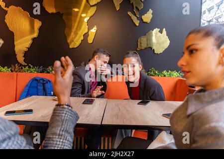 Gruppo di gente di busniess multirazziale stanno ridendo insieme Foto Stock
