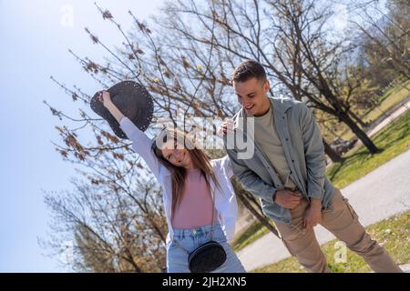 Giovane coppia in amici d'amore vestito in stile casual camminando insieme sul parco estivo Foto Stock